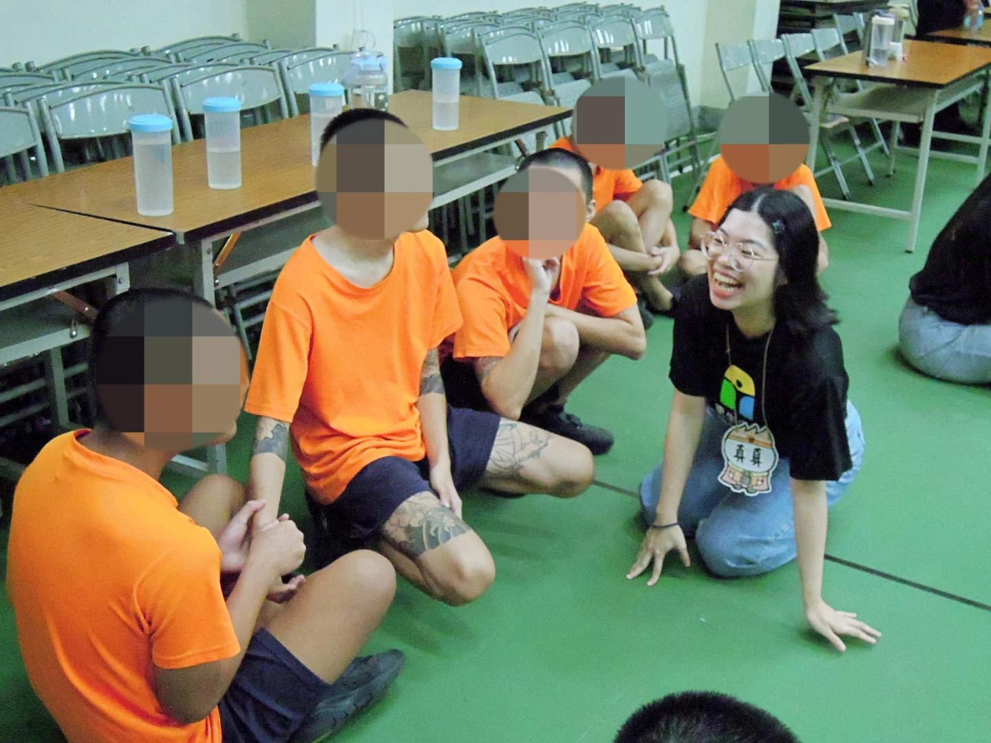 少年把隊輔志工當成鄰家大姐姐般信任。林志青攝