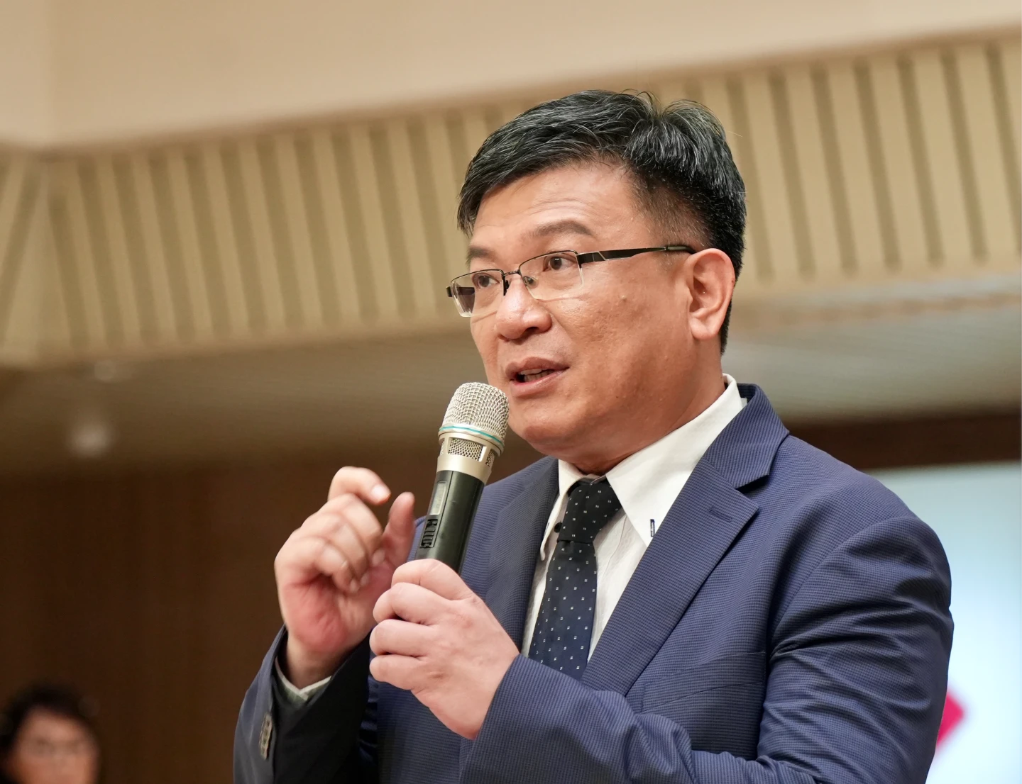 曾文生回應對手質疑的供電穩定性。梁建裕攝