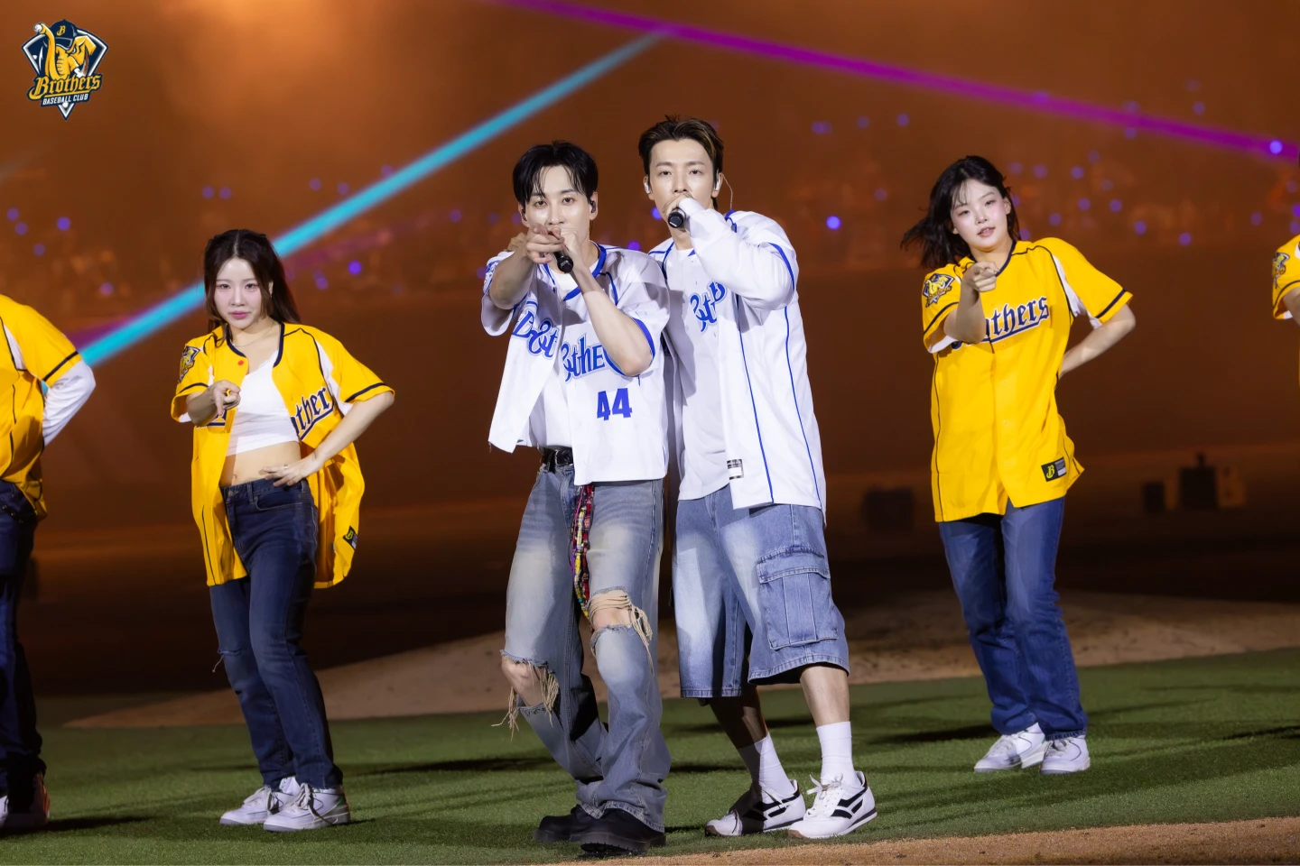 中信兄弟邀請SUPER JUNIOR-D&E在「K歌主題日」賽後開唱。中信兄弟提供