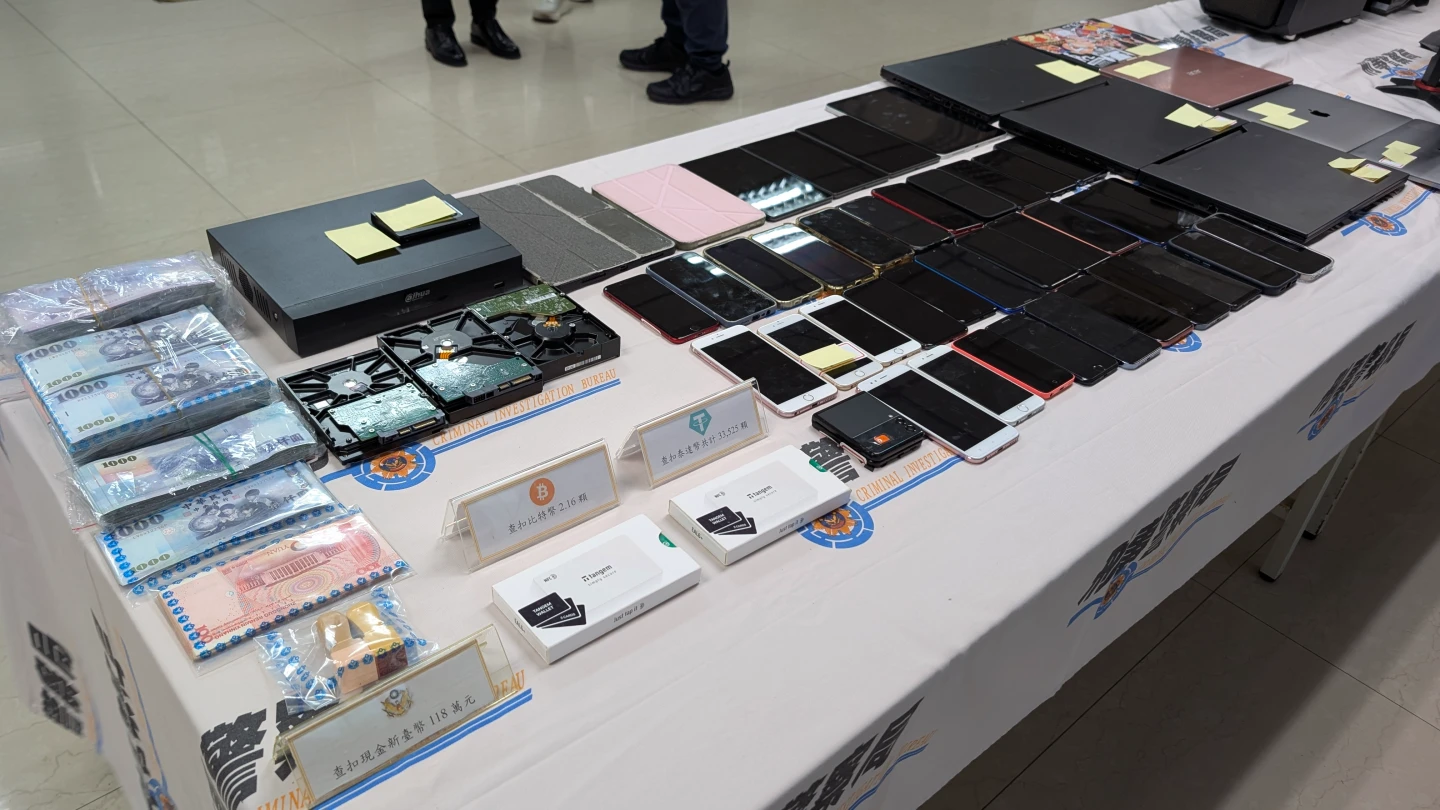 刑事局查扣現金118萬元、比特幣、泰達幣等贓證物。林志青攝