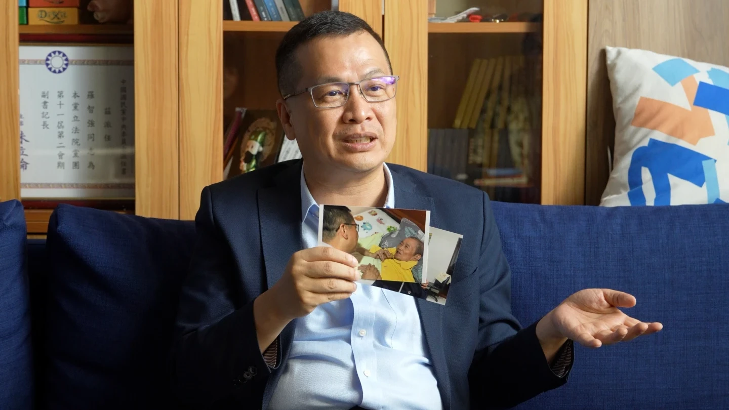 藍委羅智強接受《知新聞》專訪,談起和父親的回憶。陳卓邦攝