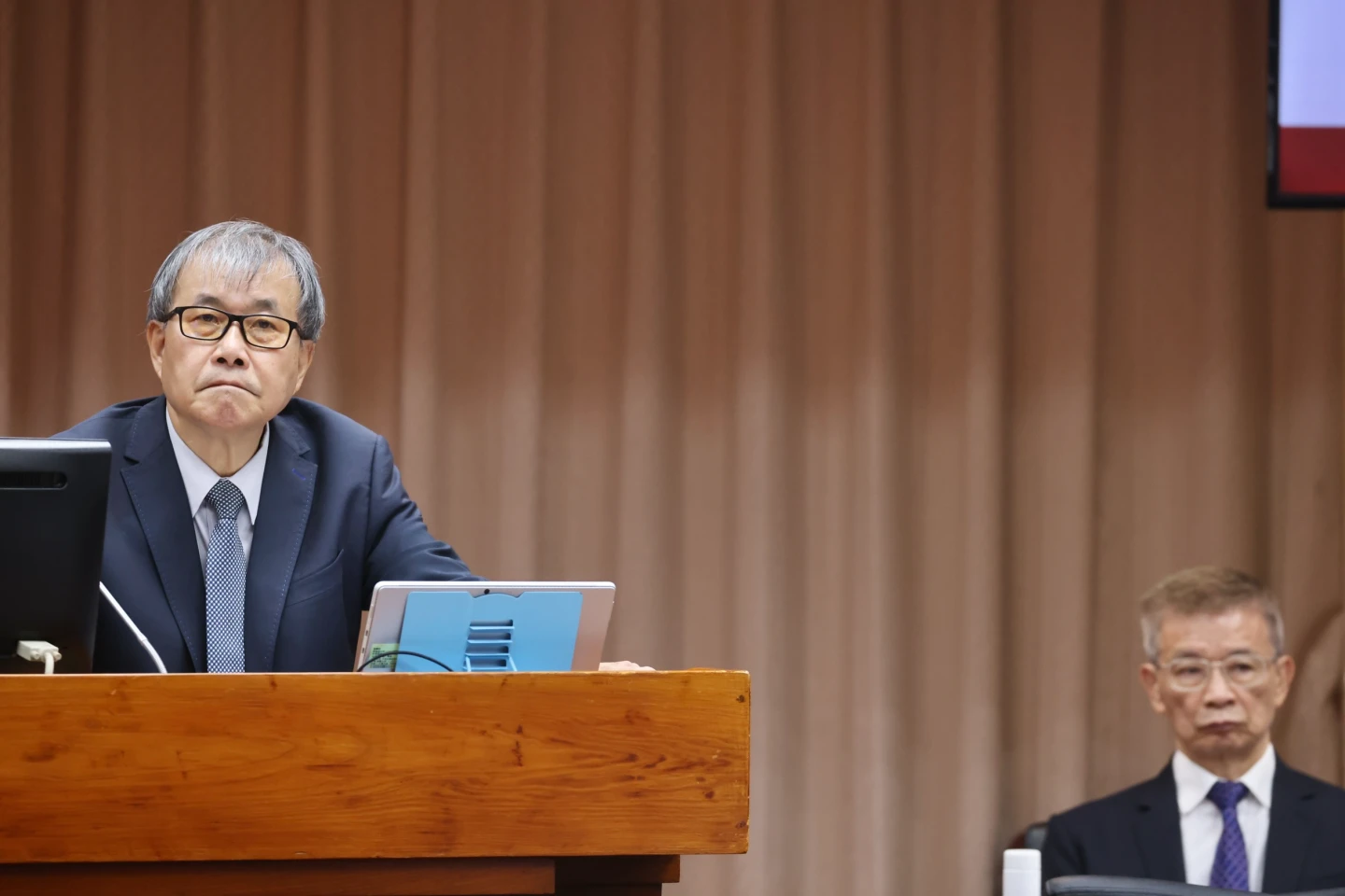 立法院教育及文化委員會今天針對台師大女足抽血案,進行專題報告,圖左為教育部長鄭英耀,右為台師大校長吳正己。林林攝