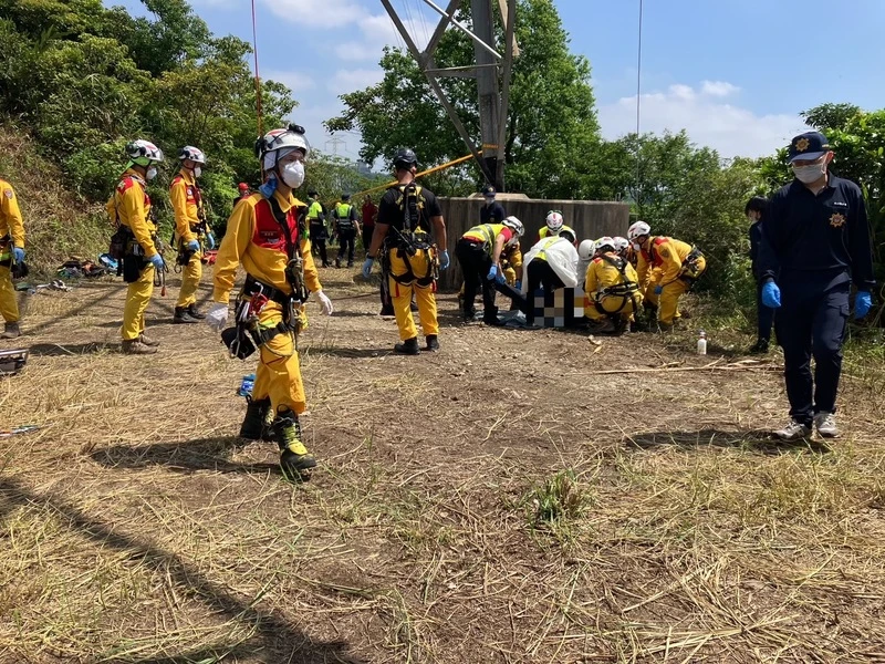 桃園市龜山區一處高壓電塔被發現有民眾吊掛在電線上且已死亡;警方初步排除他殺,死者疑為失聯外籍勞工。(翻攝照片)中央社