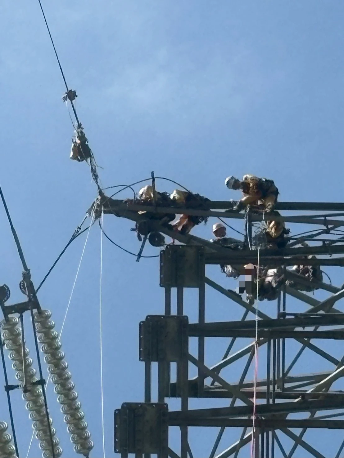 台電與警消接近移工,確認一切安穩、固定後,再慢慢移動下放移工。翻攝自桃園特搜義消第一分隊臉書