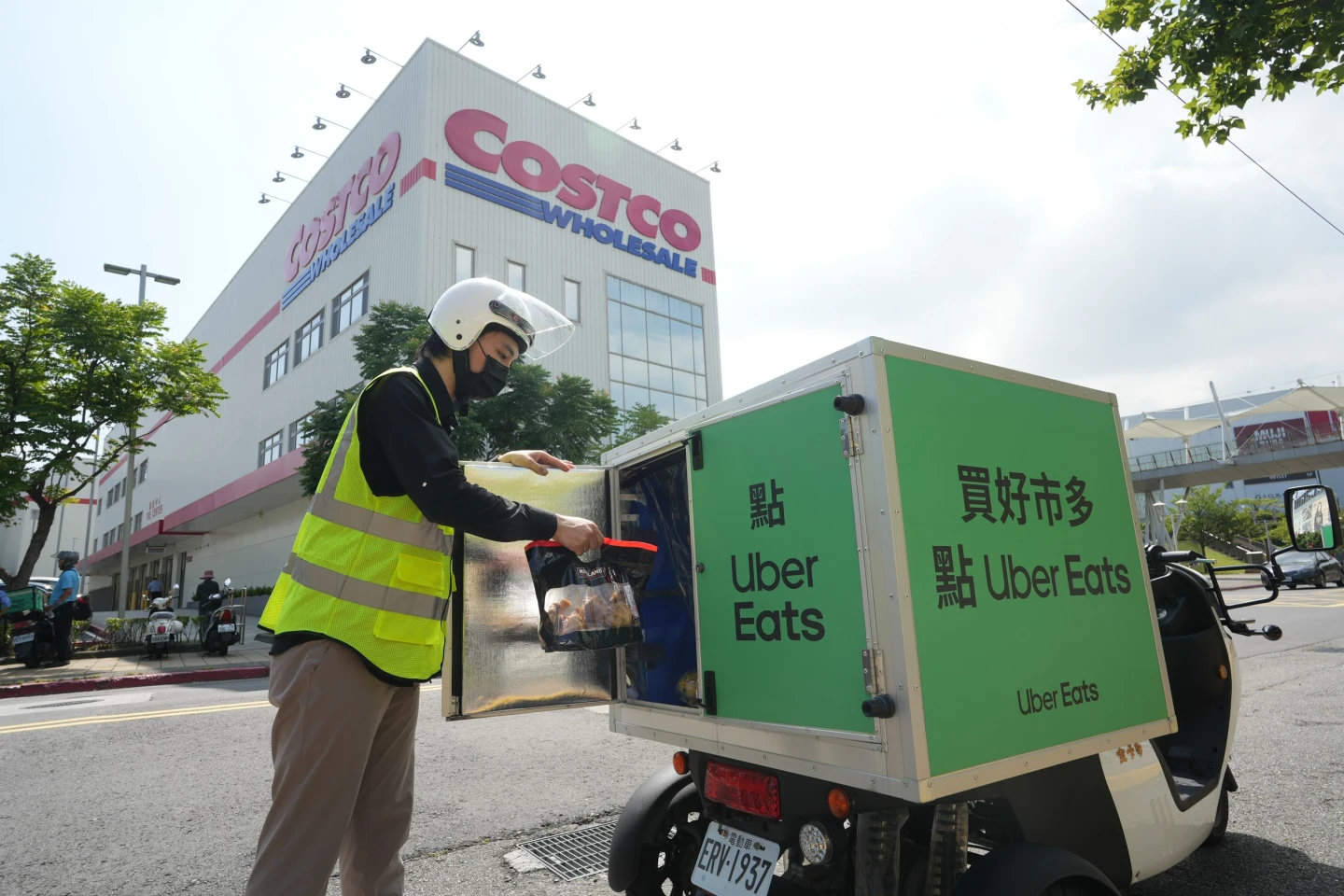 Uber Eats於今年6月底宣布與好市多攜手合作,目前上路滿一個月。陳卓邦攝