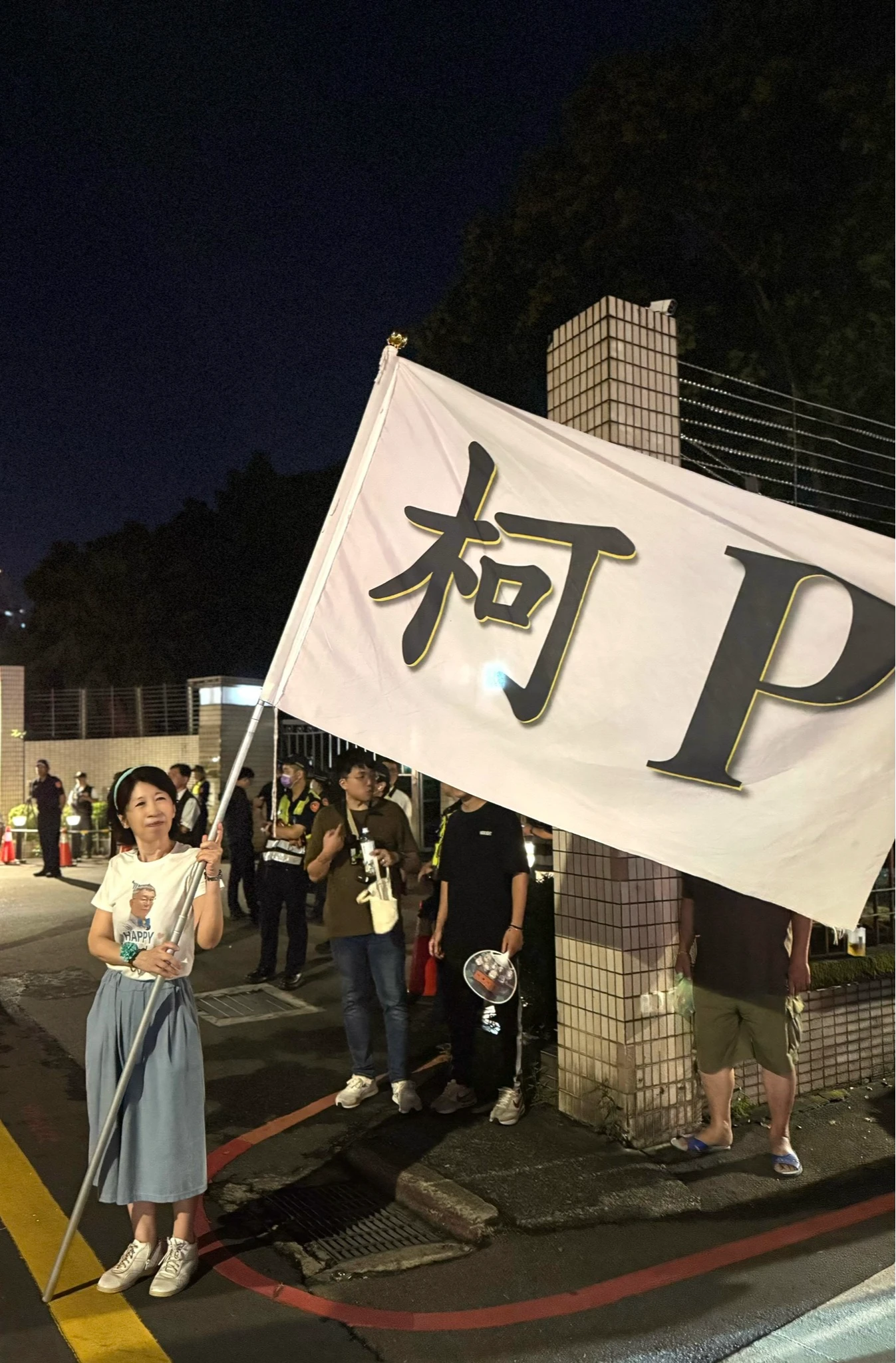 昨天是柯文哲生日,陳佩琪揮舞柯P旗幟。翻攝自陳佩琪臉書