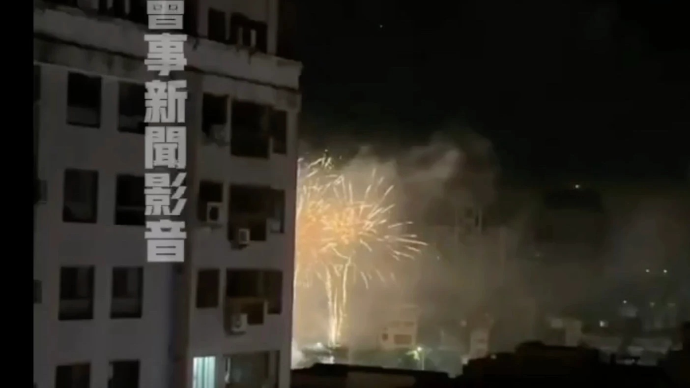 三名男子為了慶生在半夜施放煙火長達2分半鐘。翻攝社會事新聞影音