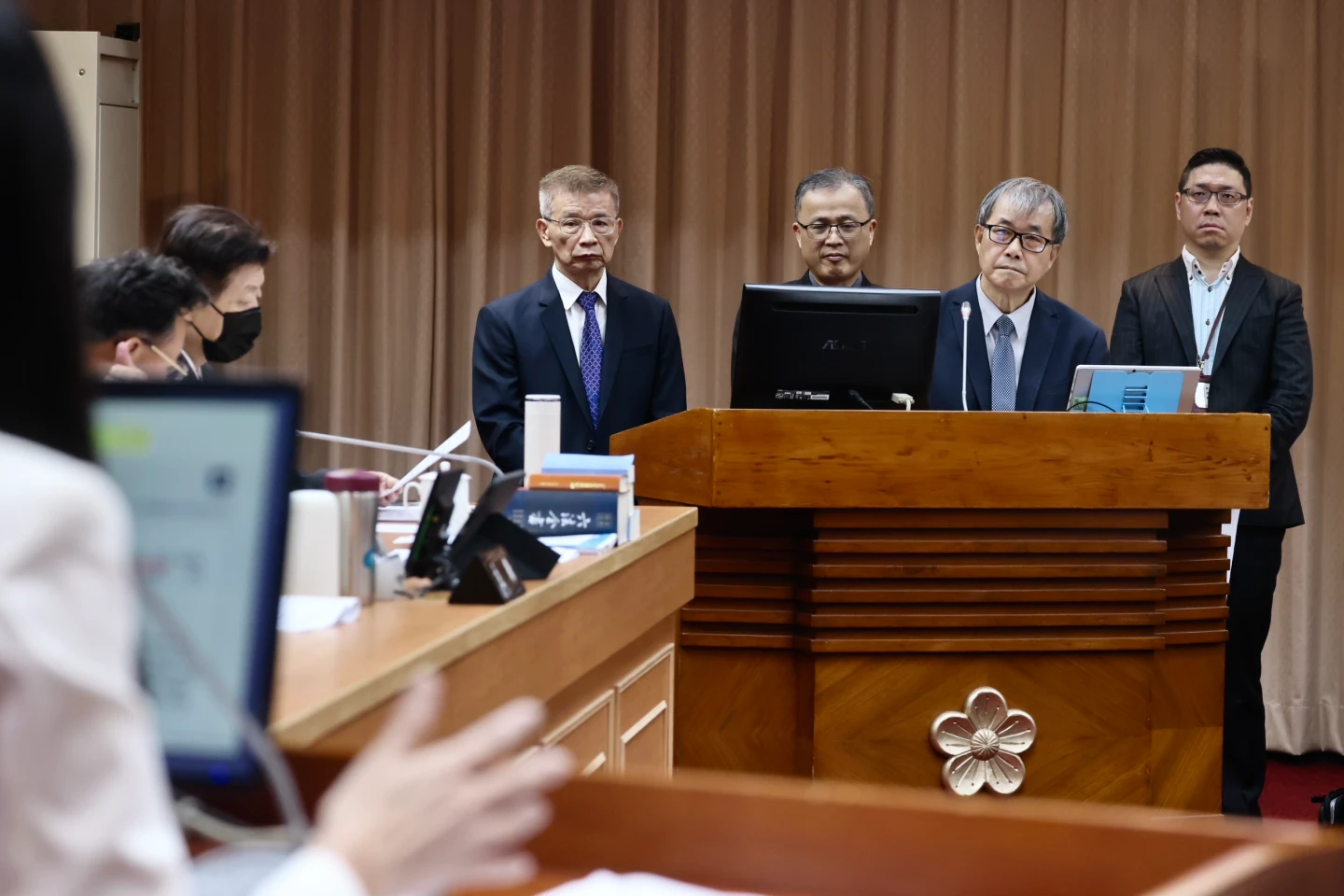 立法院教文委員會今天針對台師大女足強迫抽血案等,進行專題報告。左起台師大校長吳正己、教育部學特司長吳林輝、教育部長鄭英耀、教育部高教司長廖高賢,林林攝