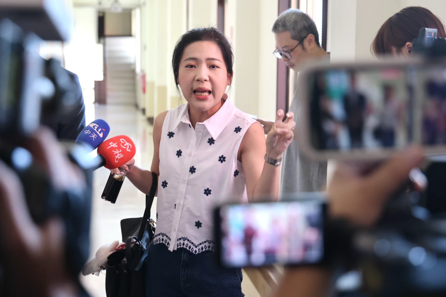藍委徐巧芯在走廊和王定宇、林楚茵對罵。林林攝