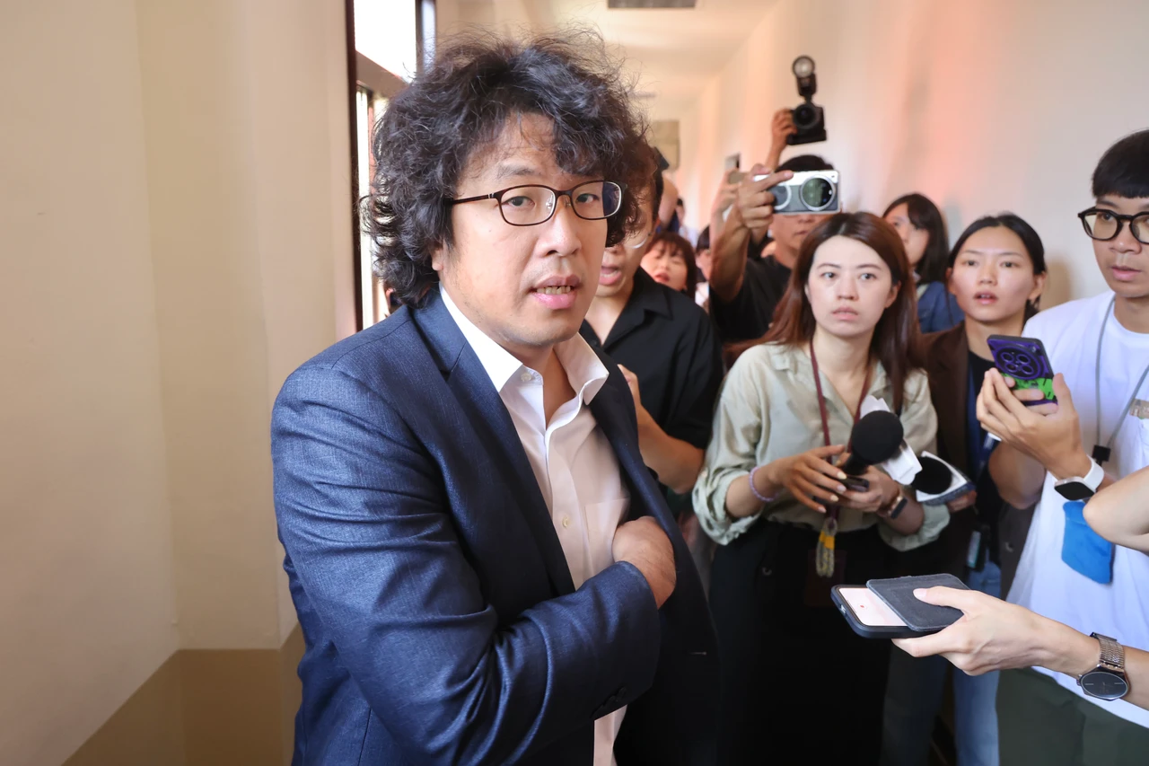 民進黨立委沈伯洋上電視節目自爆,去年有人在住處門外一輛機車上偷裝針孔攝影機監控。資料照。林林攝