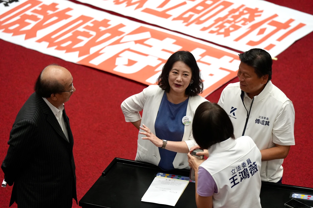 吳思瑤(中)為柯建銘(左)出言緩頰。資料照,梁建裕攝