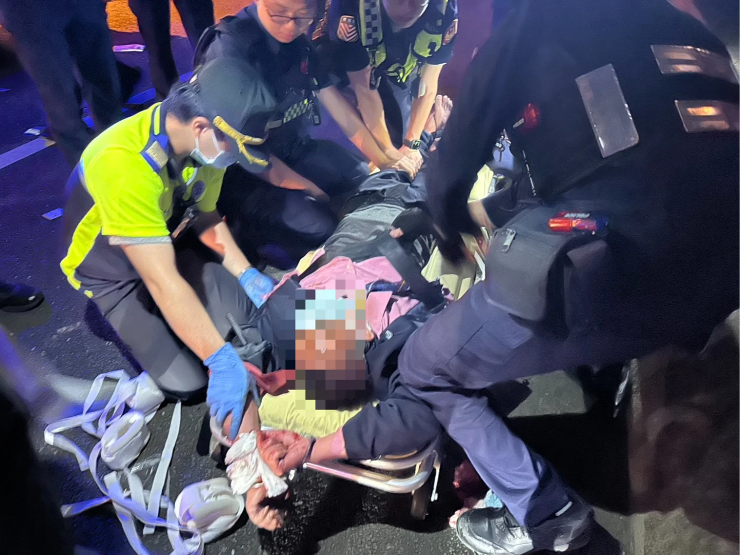 新竹縣58歲余姓男子8日晚間酒醉,救護人員與警方接獲家屬報案到場,確認余男睡著後準備離開,未料余男竟突然醒來,持刀作勢攻擊還搶奪救護車逃逸,最終在國道3號被警方攔阻,壓制送醫,依法偵辦。民眾提供