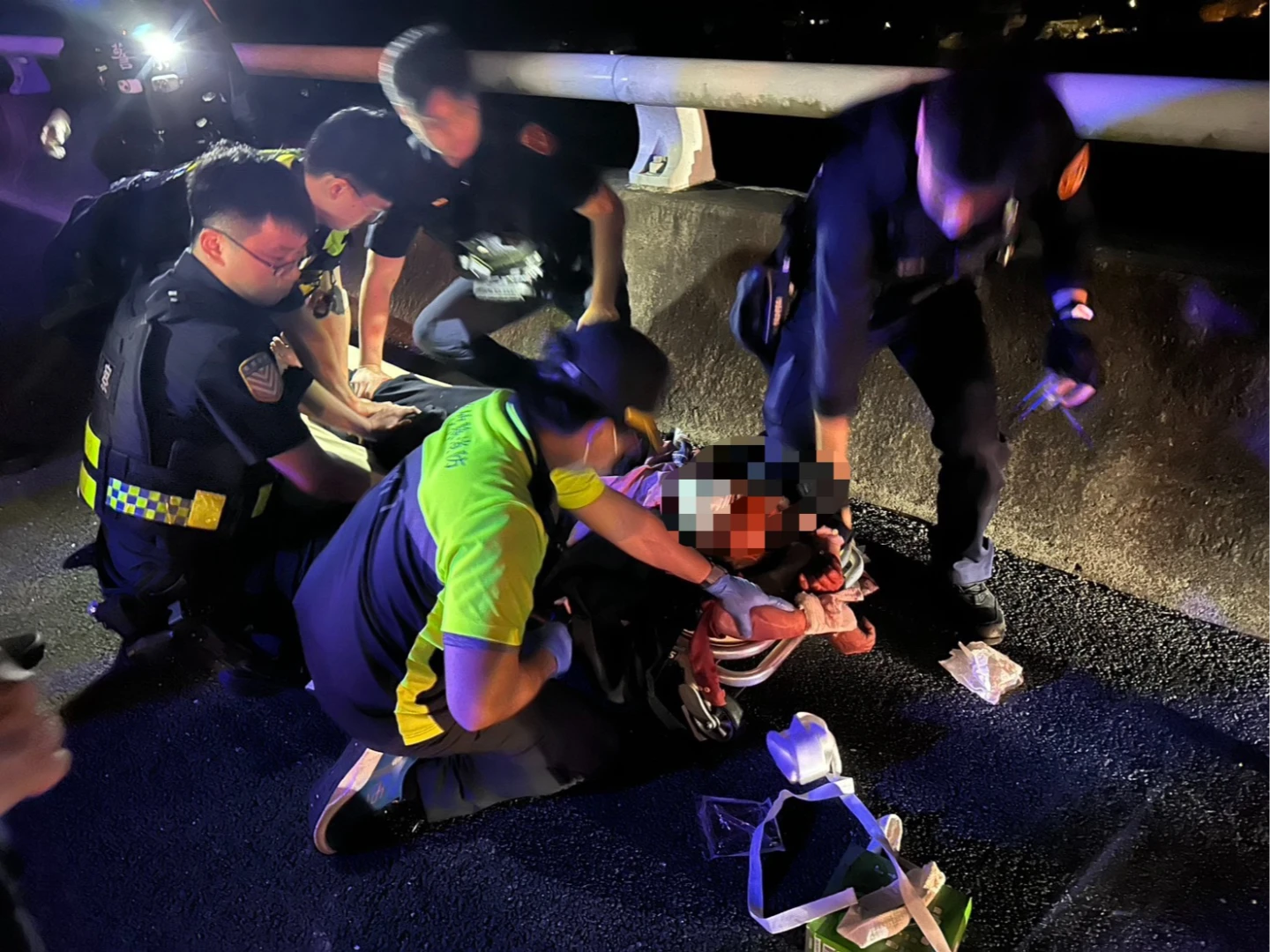 逮捕余男過程中1名員警手部遭抓傷。民眾提供