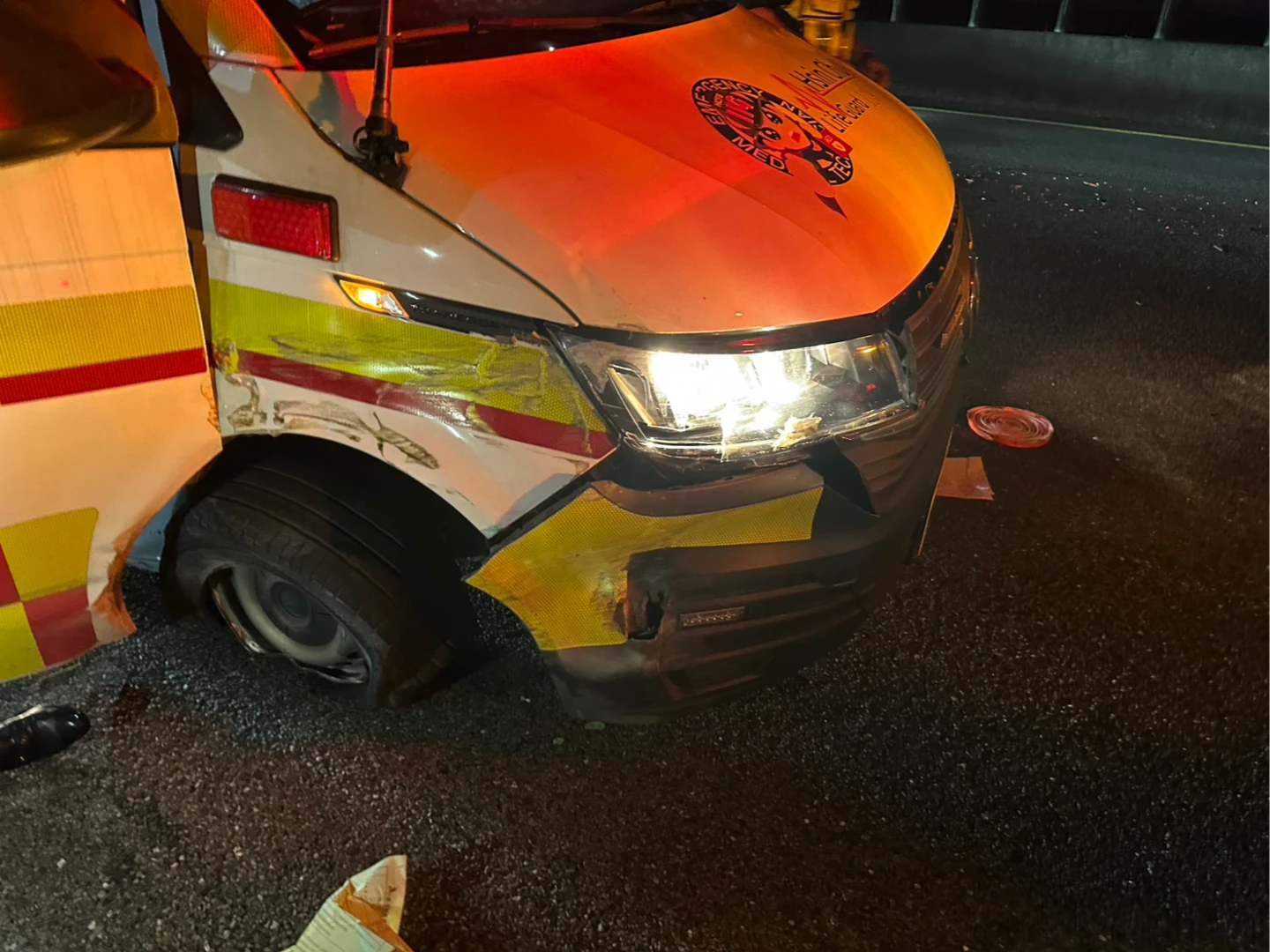 搶走救護車的余男失控自撞護欄,導致救護車車頭損毀。民眾提供