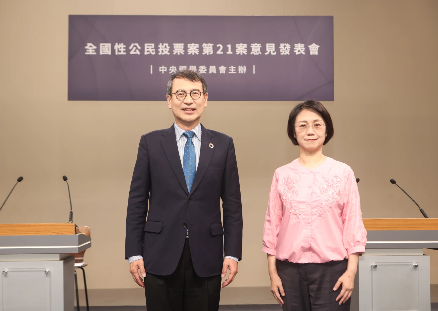 翁曉玲(右)強調,核廢料並非無解。圖左為反方代表林子倫,中選會提供