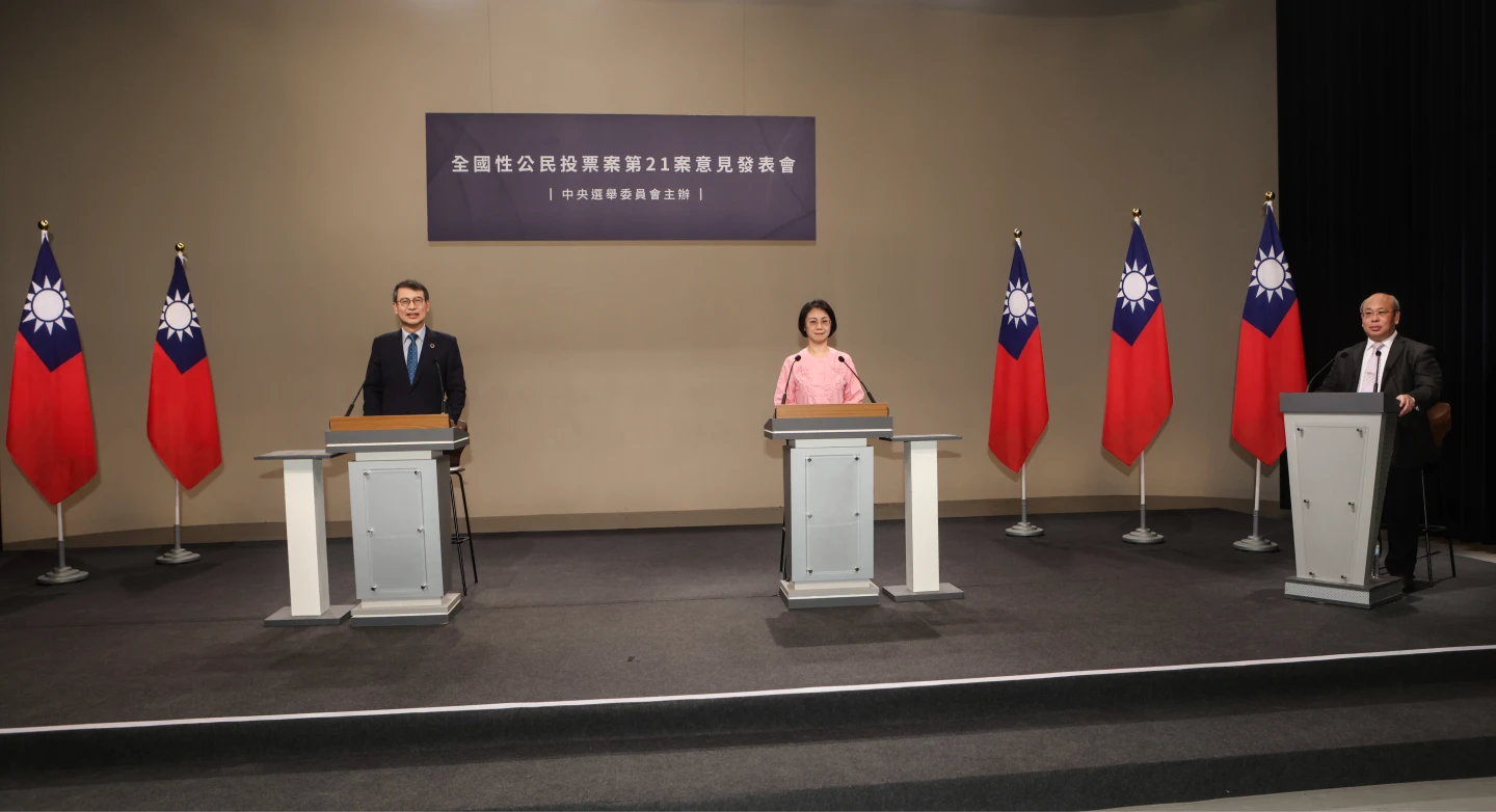 重啟核三公投今晚舉行第二場意見發表會,圖為反方代表人林子倫、正方代表翁曉玲、中選會副主委陳朝建。中選會提供