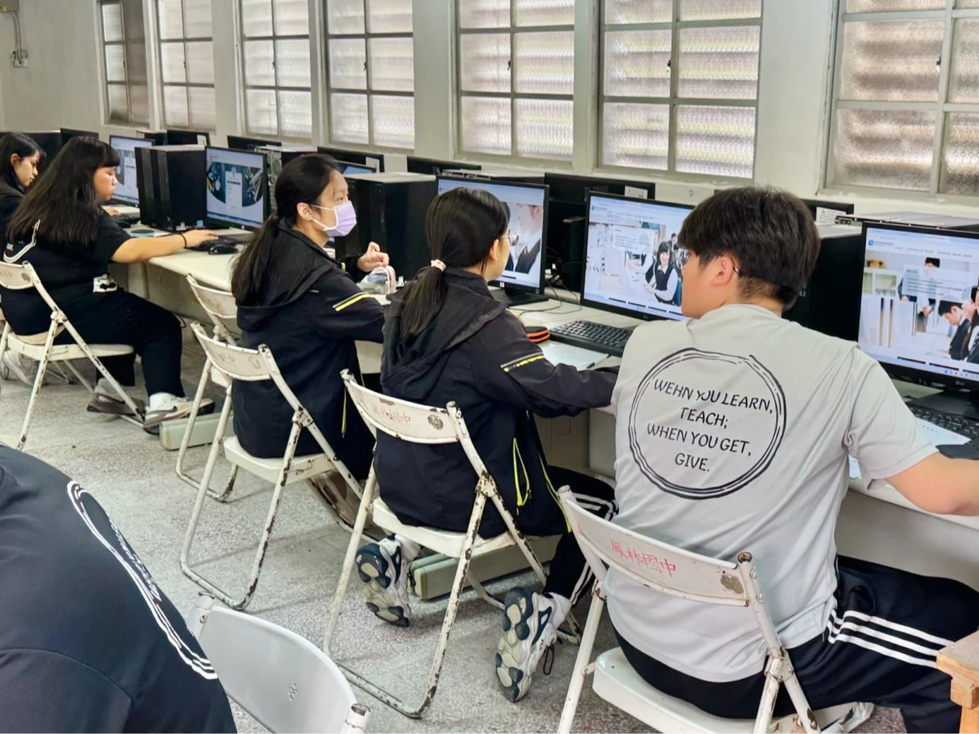 國教院針對近8000名國中九年級學生,進行職涯探索活動參與情況調查。圖為調查進行情況,國家教育研究院提供