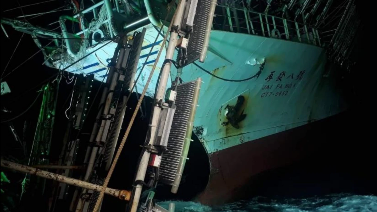 高雄籍「再發8號」漁船2019年9月10日在日本外海捕撈秋刀魚時,撞擊高雄籍「瑞盈號」造成沉沒。翻攝自「國家運輸安全調查委員會重大運輸事故調查報告」