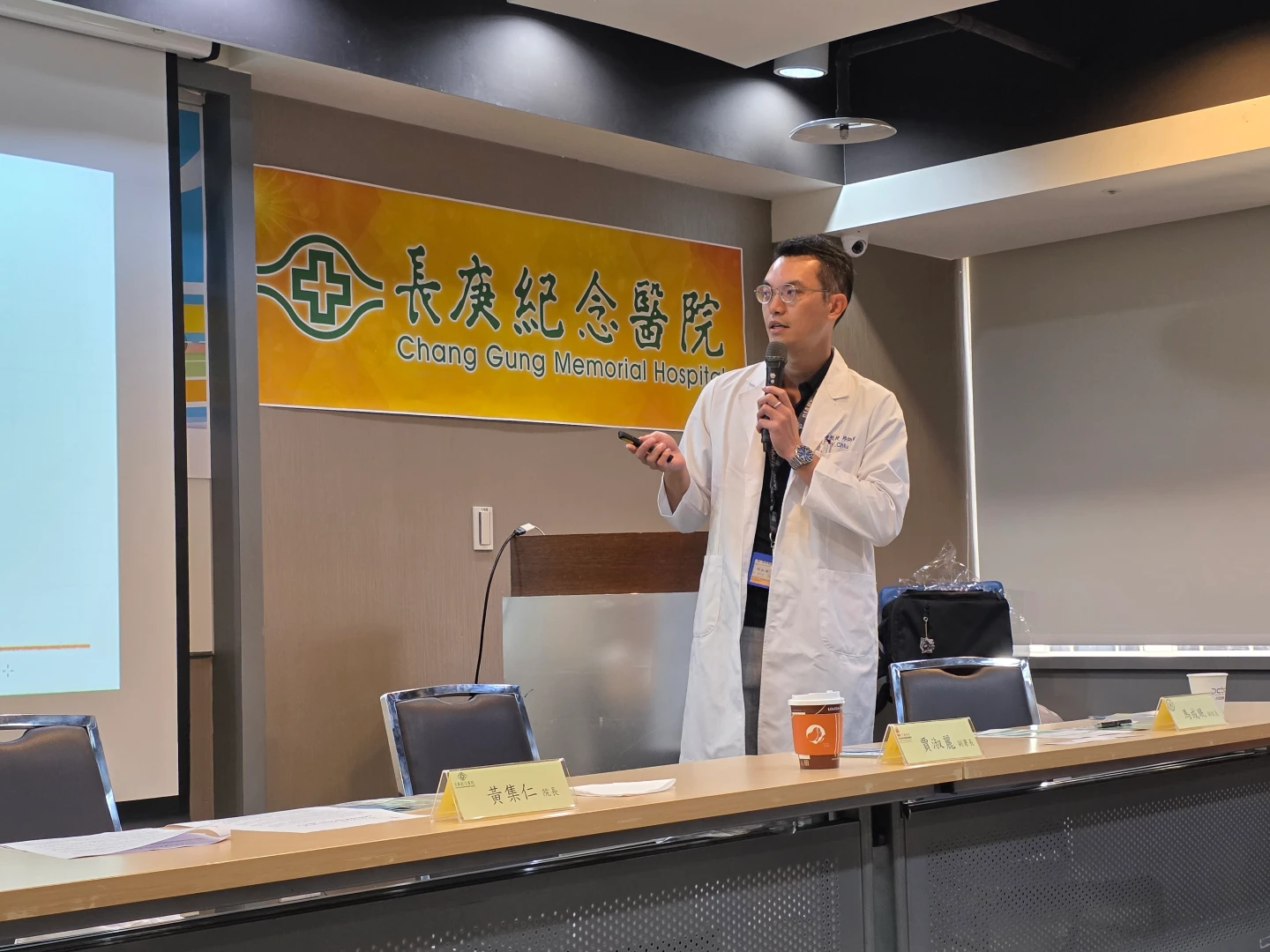 醫師邱炳燁建議從年輕開始養成規律運動以預防肌少症。長庚醫院提供