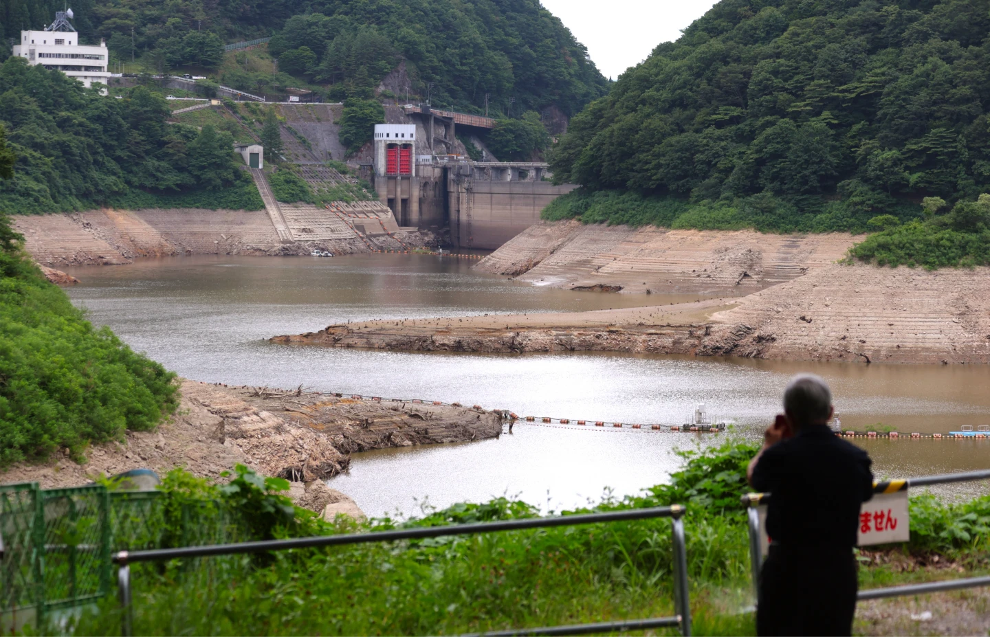 日本宮城縣大崎市鳴子水庫1日蓄水量已經掉到0%,是31年來首次見底,若再不下雨,今年東北稻米產量恐受影響。法新社