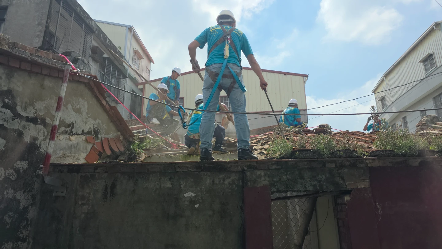志工前進台南官田災區,助弱勢戶「阿樂」修繕屋頂、重建家園。衡山基金會提供
