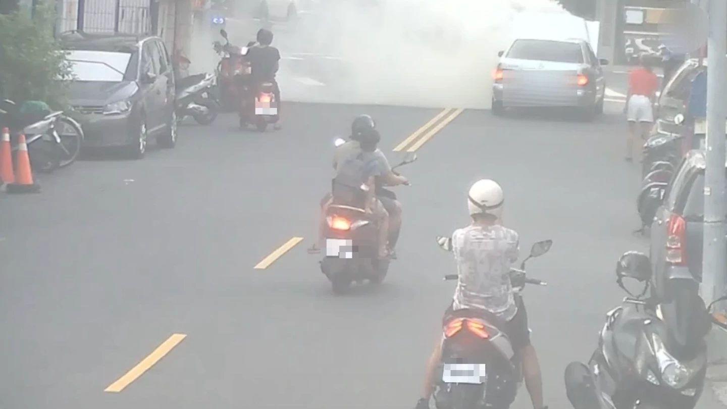 瓦斯行員工拿滅火器朝賓士車噴灑,撲滅火勢。讀者提供