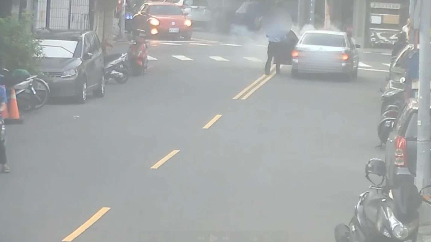 賓士車的車頭冒出濃煙,駕駛倉皇逃出。讀者提供