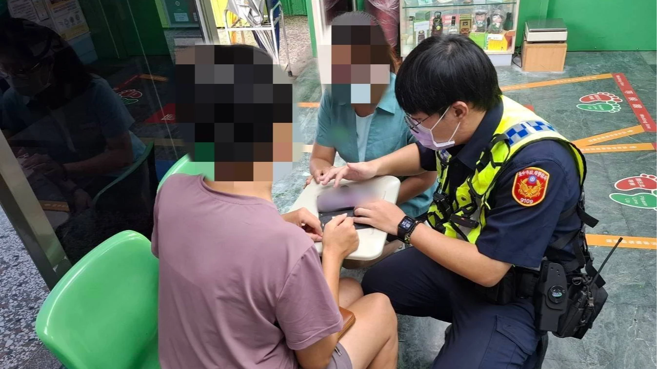 台中一名婦人陷入愛情詐騙,聽信對方贈送2000萬現金、手機等愛的禮物,急忙到郵局匯款運費,被警方及時制止。民眾提供