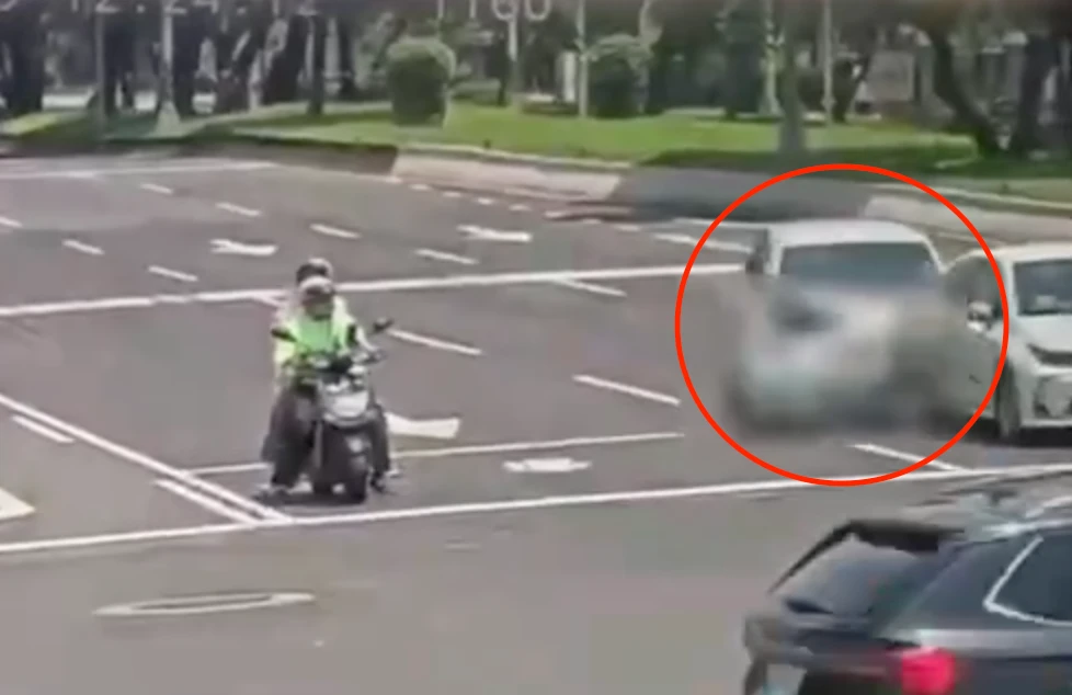 李男先是撞上前車車尾。翻攝畫面