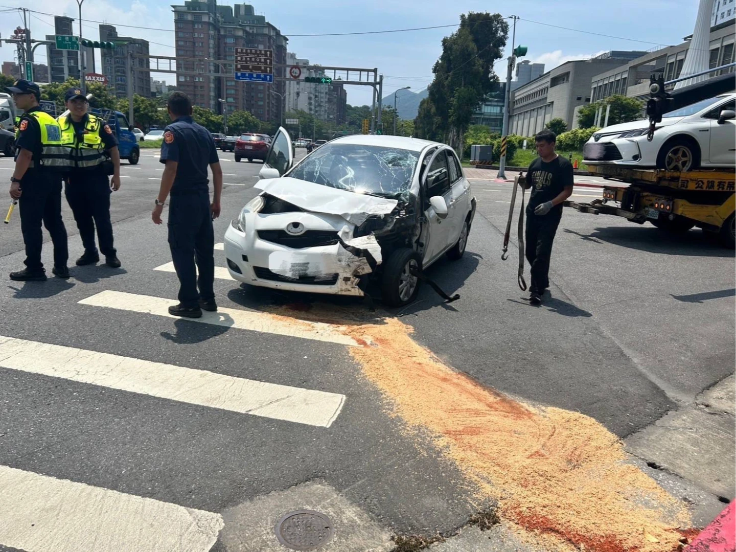 台北市北投區大度路、立德路口,今天中午發生連環車禍。翻攝畫面