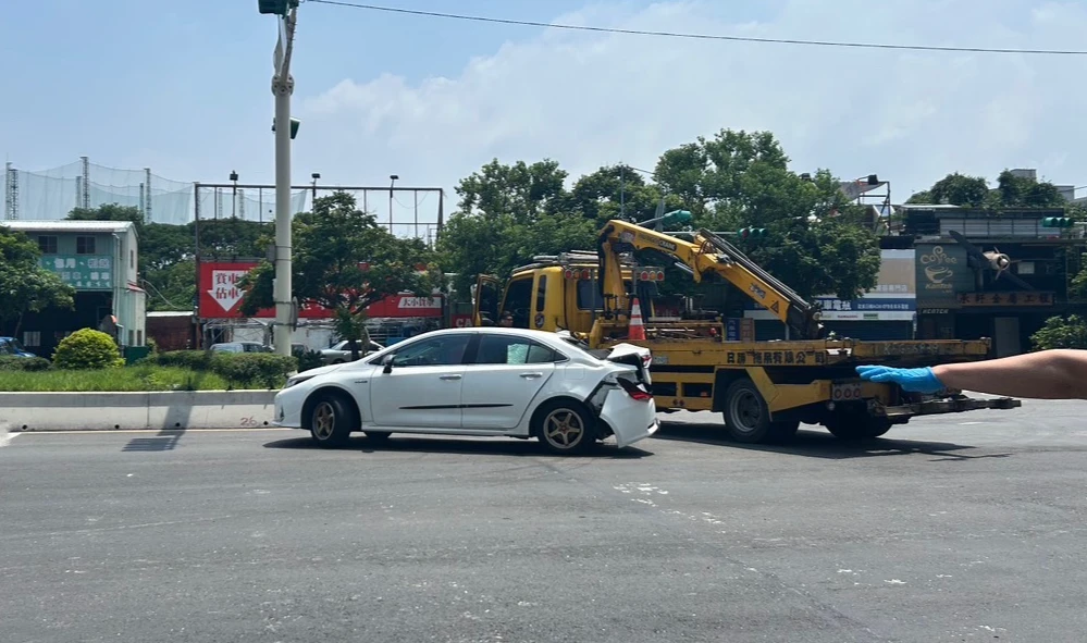 拖吊車到場將事故車輛吊離現場。翻攝畫面