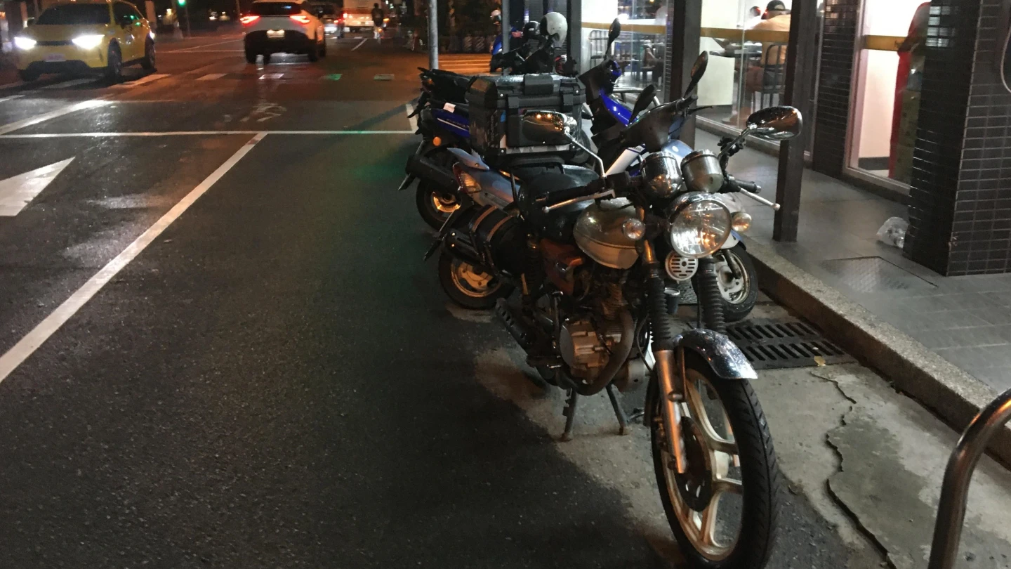 台中李姓男子發現愛車竟被撞到轉向90度,報警揪出肇事逃逸者。民眾提供