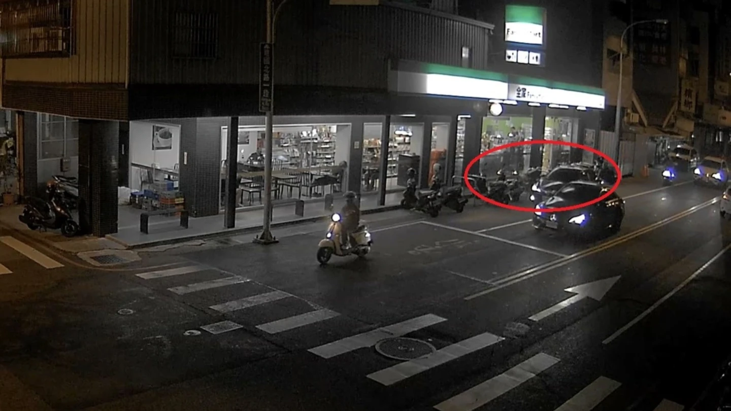 林姓男子駕車碰撞路旁機車與自行車,過程全被監視器清楚拍下。民眾提供