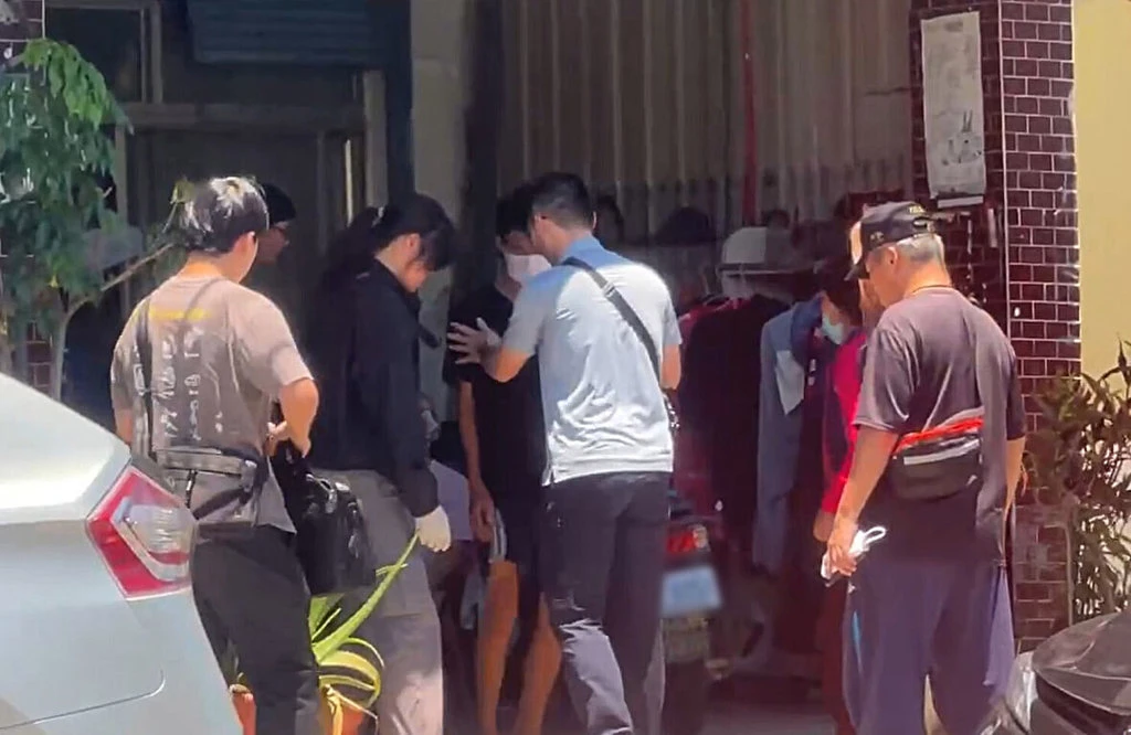台東市中華路8日晚上發生銀樓搶案,警方9日上午逮捕17歲陳姓嫌犯 (中戴口罩),警方過濾監視器畫面,發現陳嫌連續4天觀察台東市區的6家銀樓店,最後選定中華路店家下手,警方將追查是否有共犯。民眾提供
