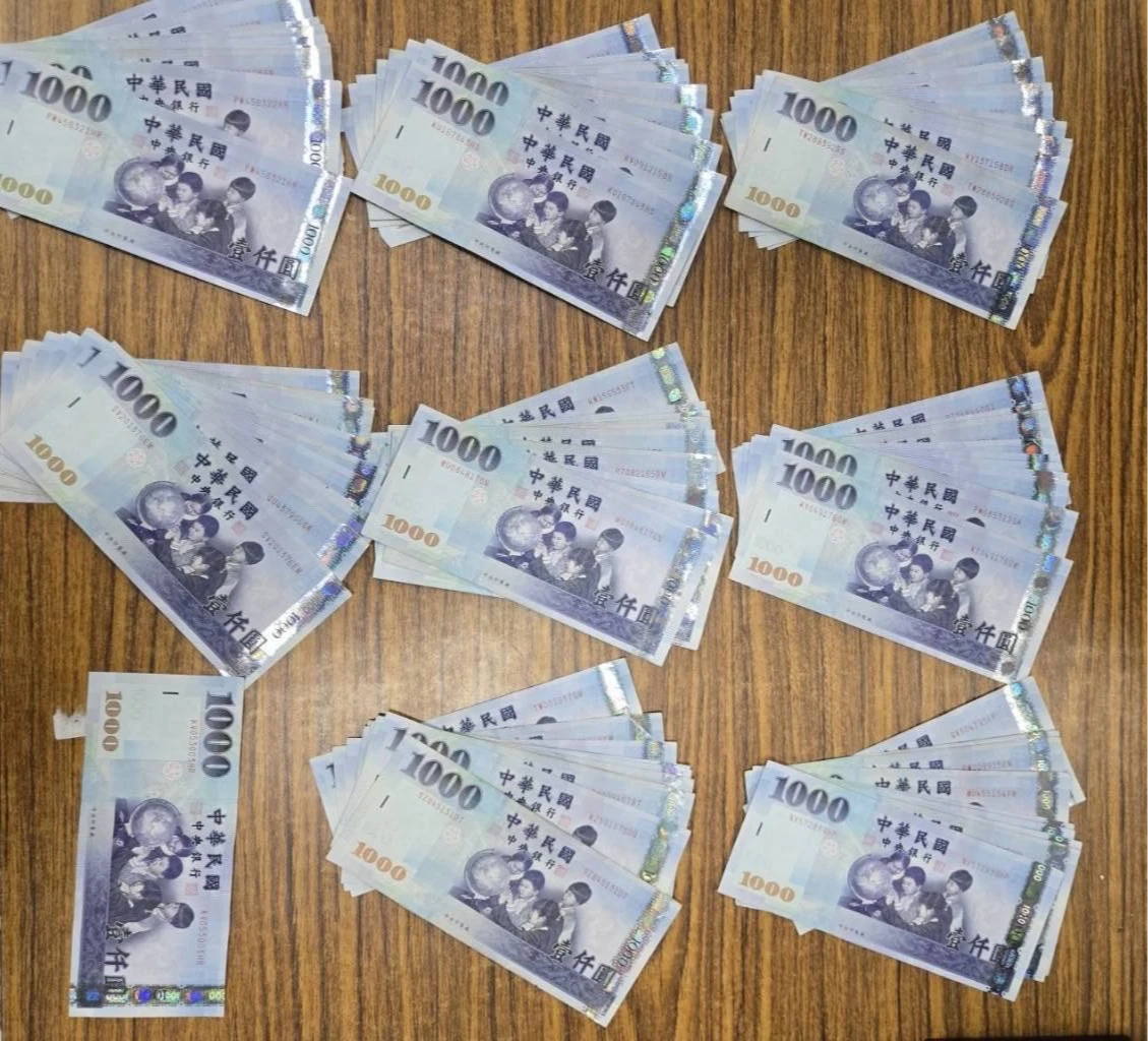警方循線在台南逮捕二名竊賊,追回部分贓款。民眾提供