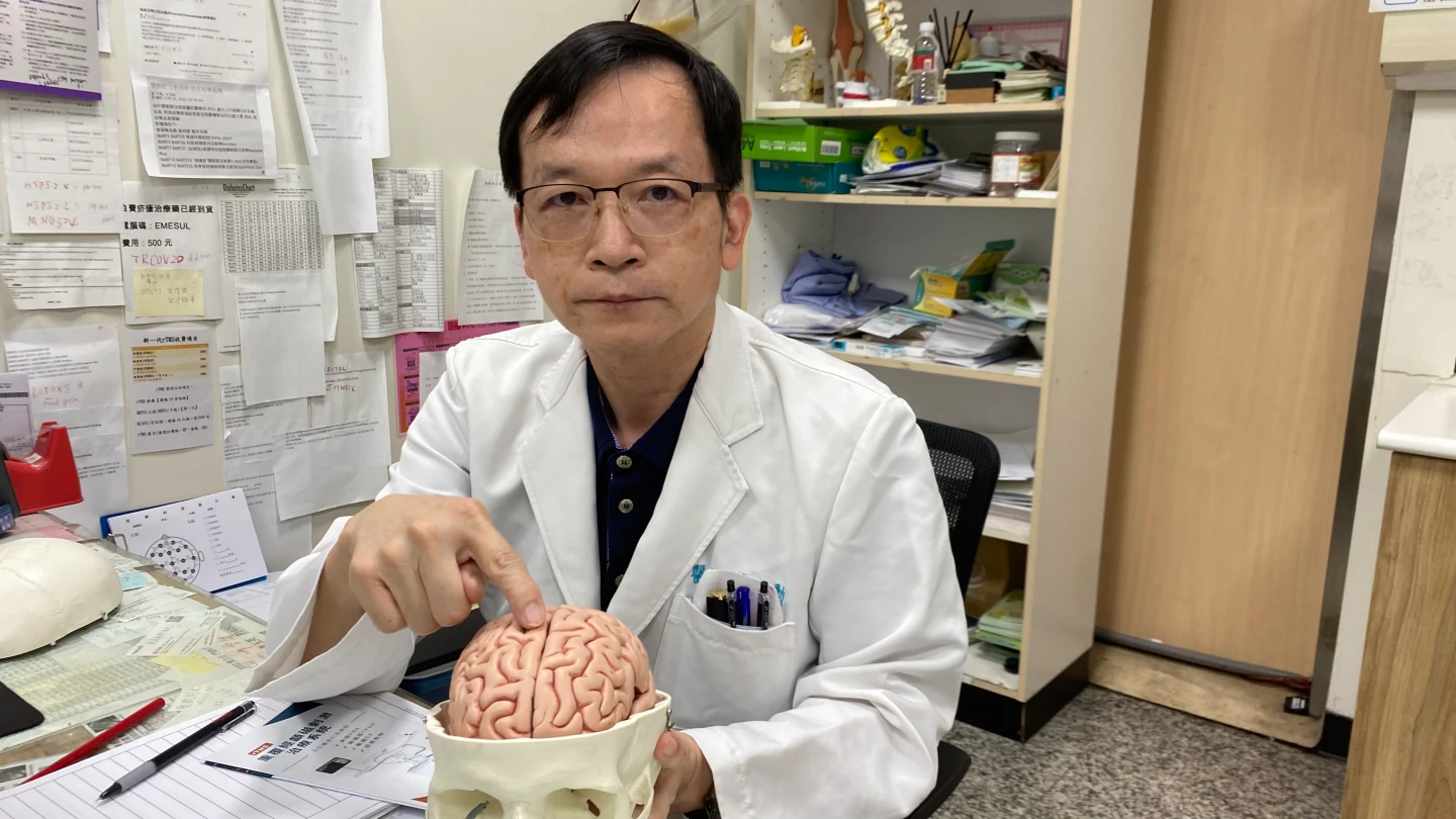 醫師葉宗勳指出高血糖併發症會造成神經病變,導致雙側大腿肌肉萎縮無力。員榮醫院提供