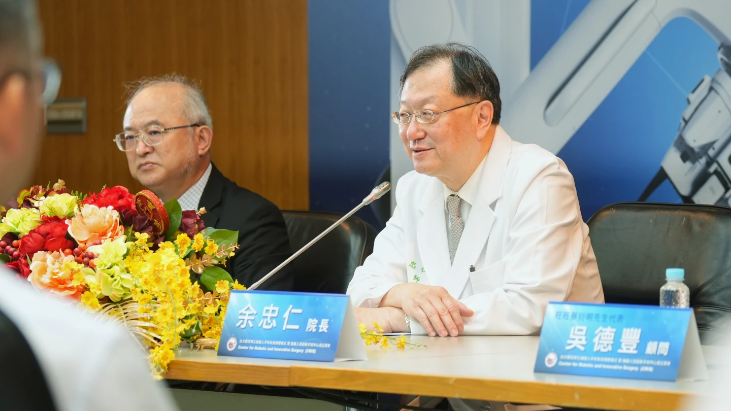 對於這起「肝炎變肝癌」衍生的醫療暴力,台大醫院院長余忠仁(右)指出,這凸顯民眾對疾病的預期和認知仍有落差,需要再加強相關教育。李柏毅攝