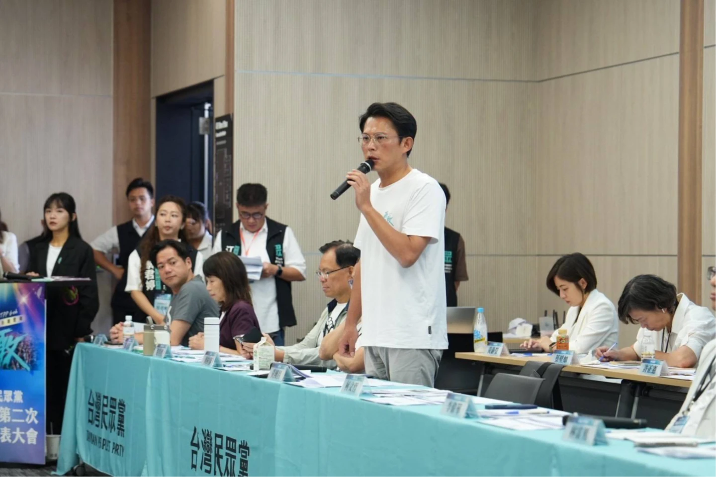 黃國昌報告時,坐在後方的蔡壁如低頭戴耳機。民眾黨提供