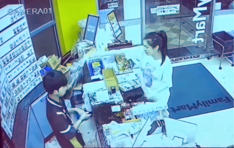 綁馬尾、身穿白衣女性顧客,右手舉高易開罐對著超商店員噴灑啤酒酒液。翻攝自社群Threads