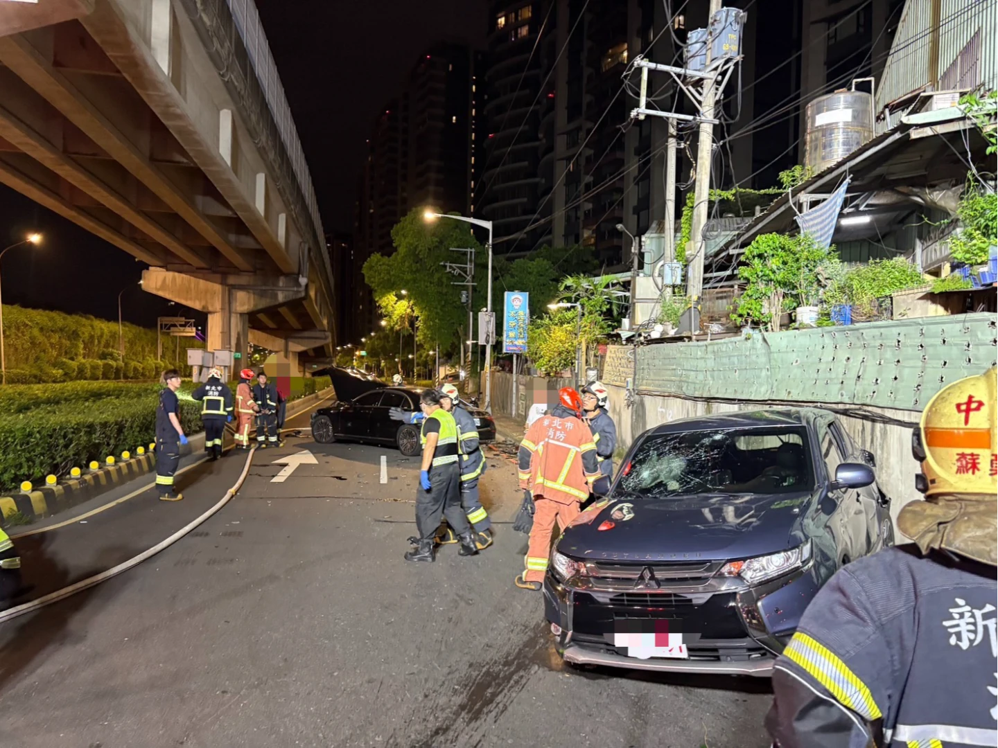 車禍現場警消到場救援。翻攝畫面