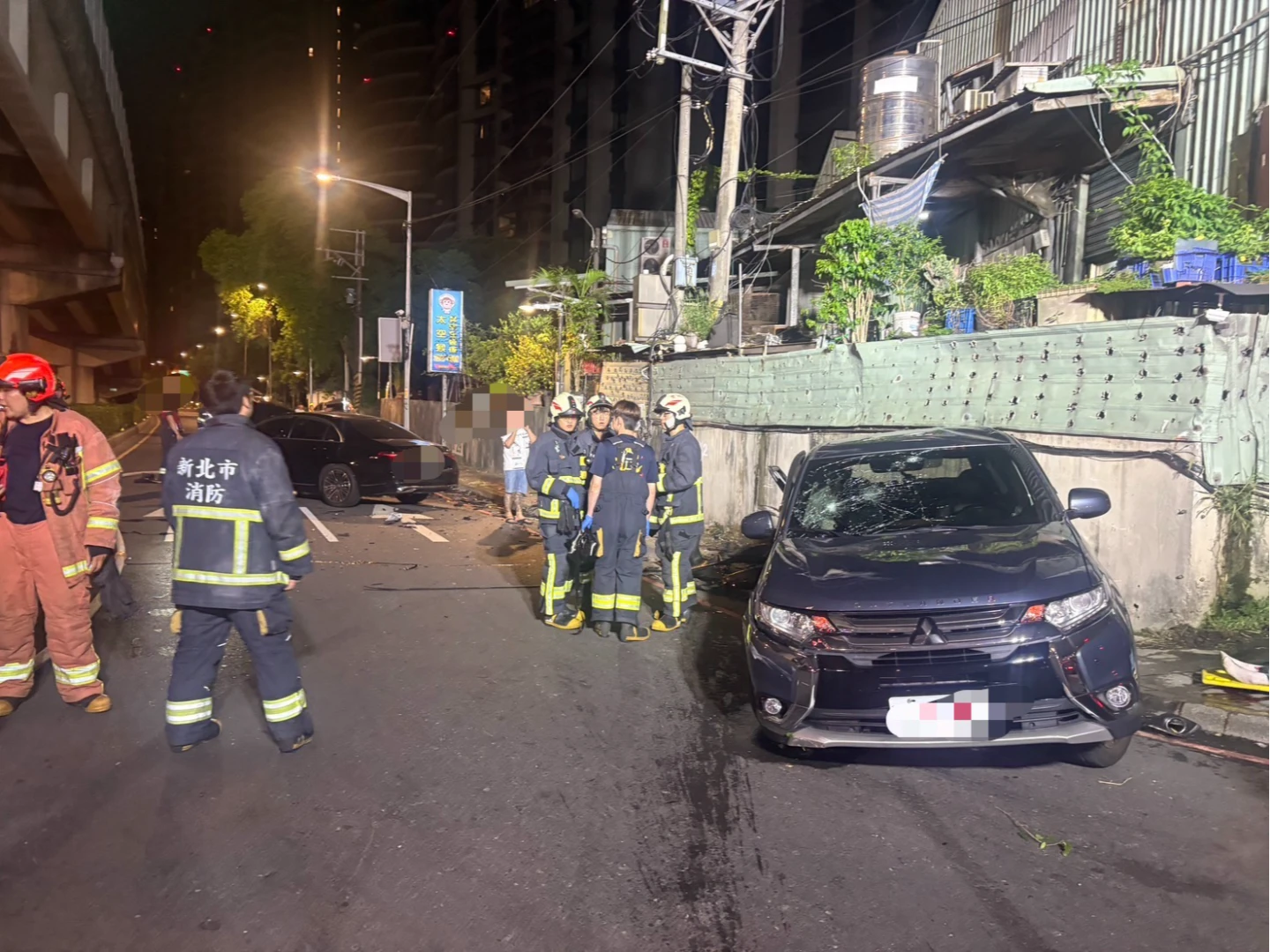 朱姓少女拋出車外送醫不治。翻攝畫面