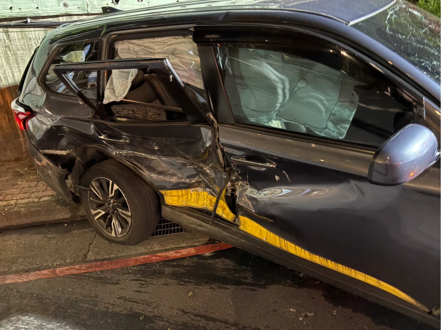 撞擊瞬間車體毀損。翻攝畫面