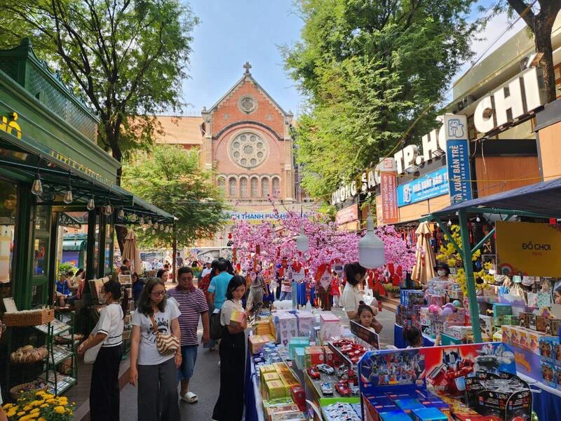 越南胡志明市書街,鄰近胡志明市聖母大教堂。街道兩旁書店、咖啡館和文創商店林立,充滿書香與藝術氣息,也經常舉辦藝文活動,為胡志明市重要文化地標。中央社