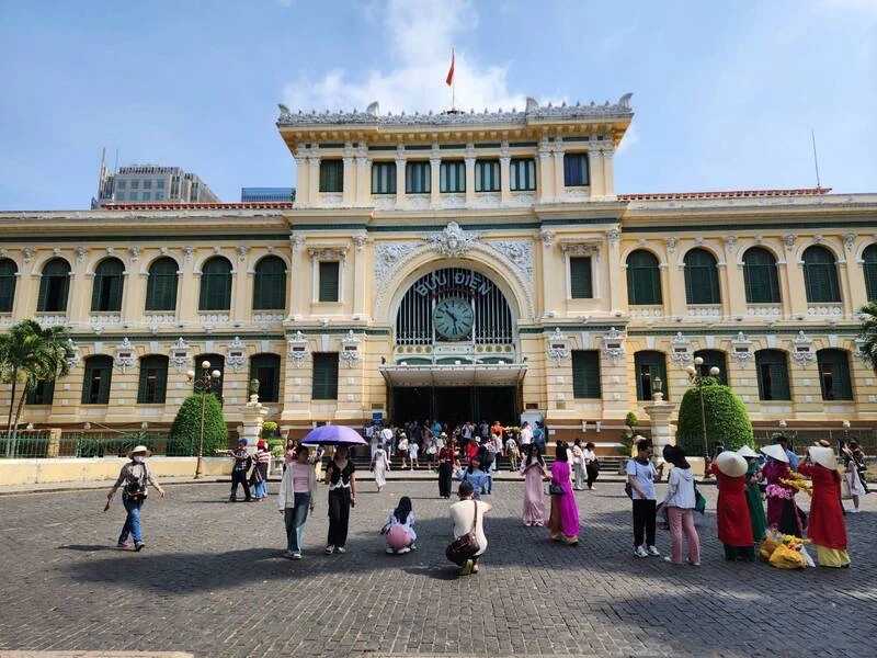 胡志明市中央郵局建於19世紀末法國殖民時期,建築充滿法式風格,內部裝飾華麗,設有古典拱門形狀的天花板、圓形花窗等。至今仍為郵政與電信總局,也是胡志明市著名地標,吸引眾多遊客參觀。中央社