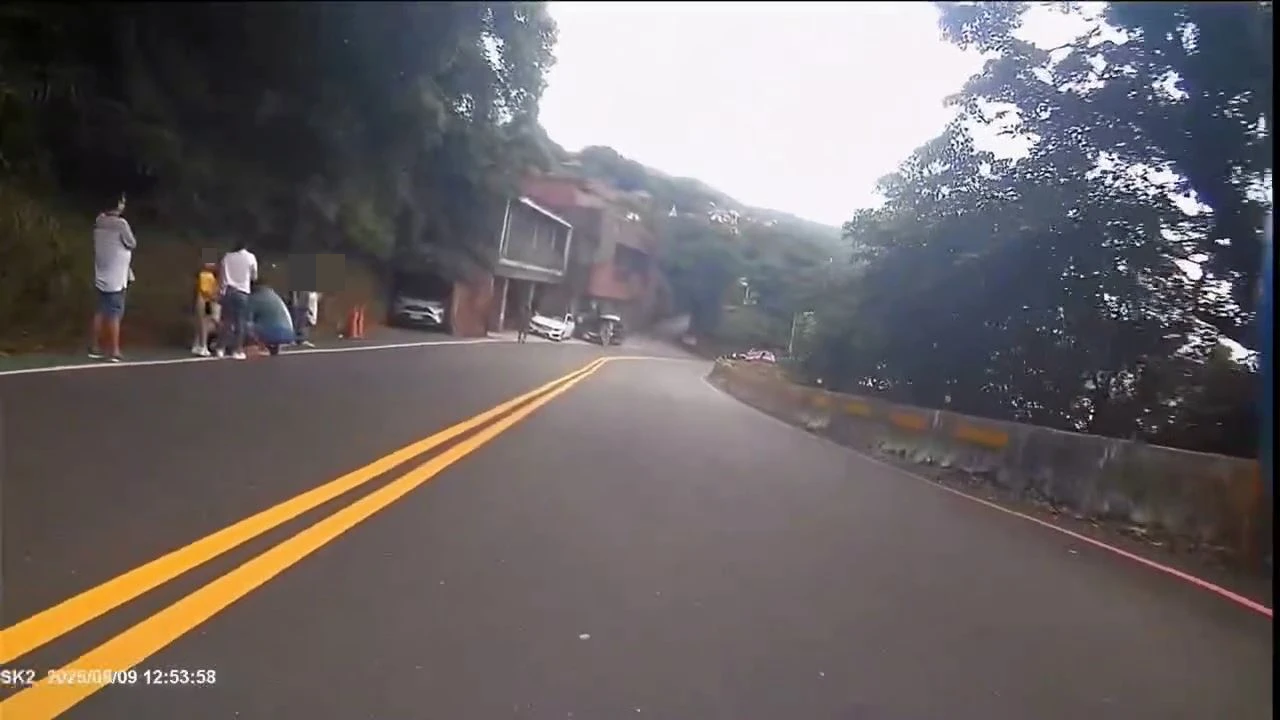 員警騎車繞回原處協助。翻攝畫面