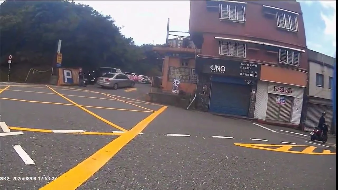 員警協助護送少女到停車場。翻攝畫面