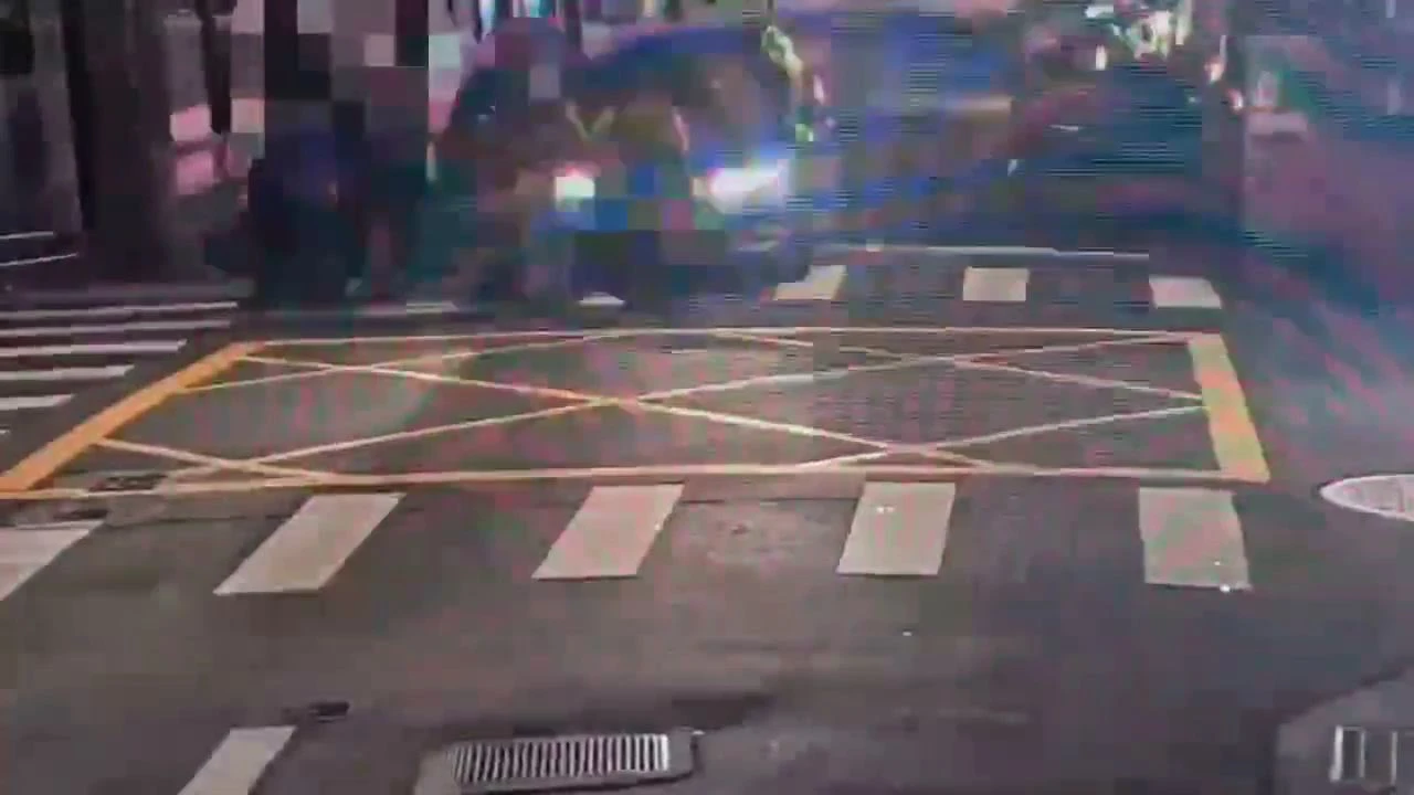 乘客下車勸離女子。翻攝畫面