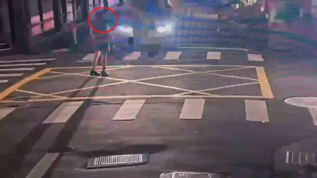 北市女肉身擋車阻擾行駛,警提醒恐涉強制罪。翻攝畫面