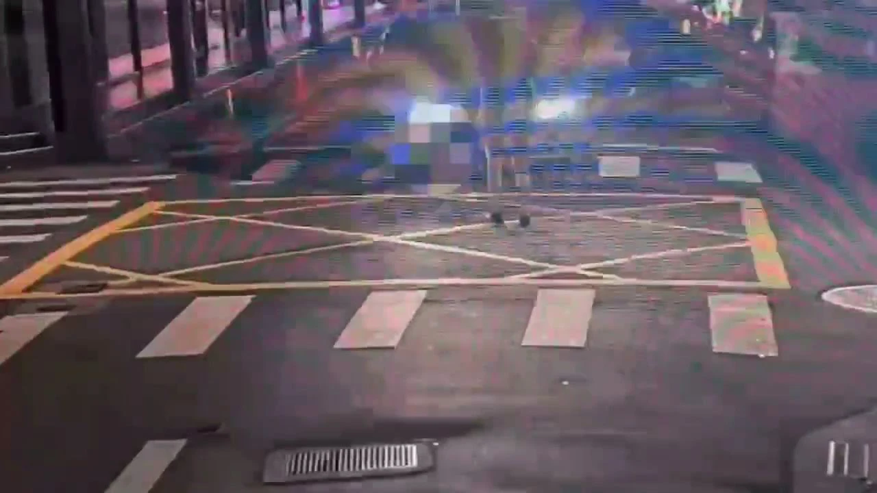 女子擋車數十秒。翻攝畫面