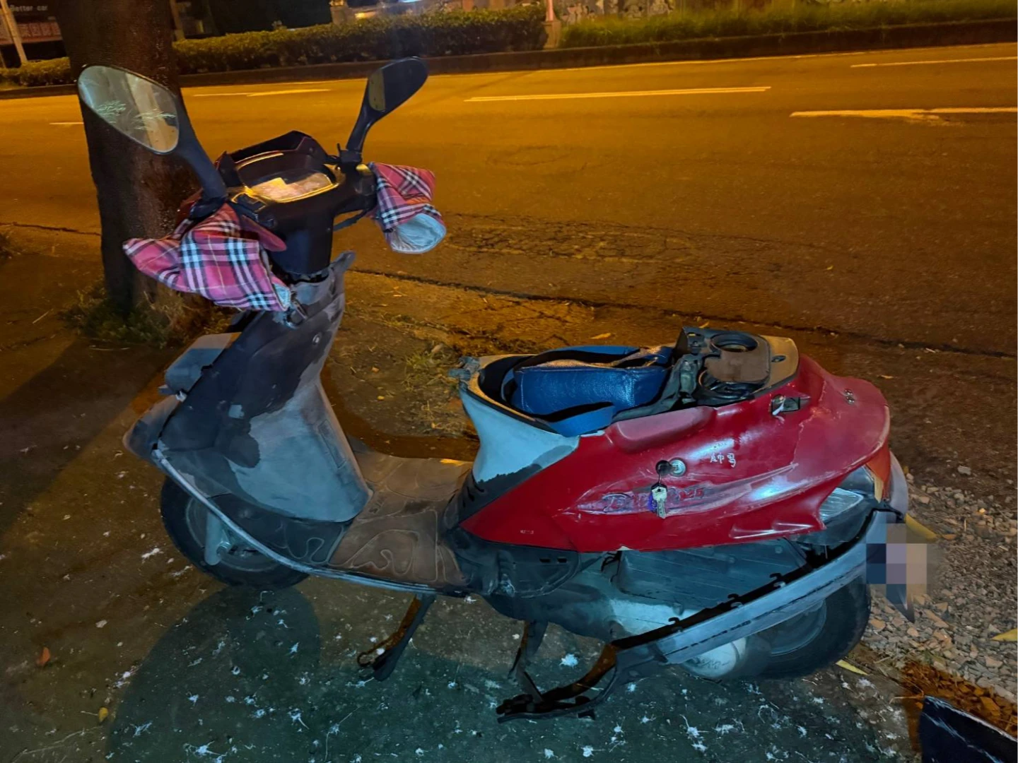 死者騎乘的機車支離破碎。讀者提供